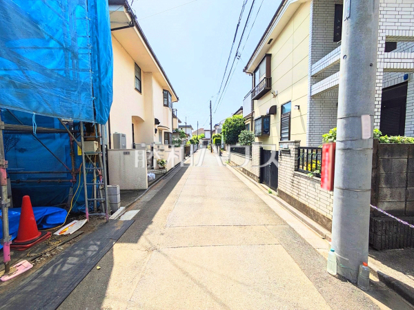 接道状況および現場風景　【小平市小川西町５丁目】
戸建住宅が立ち並ぶ閑静な住宅地。静かな時間の流れ。ゆっくりと傾きを変えていく陽の光が清楚な家々を色鮮やかに演出してくれます。　