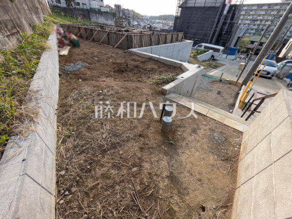 11号棟　外観　【八王子市大谷町】道路面より高い位置で建築しているため、1階でも人の目線が気になることはありません。　