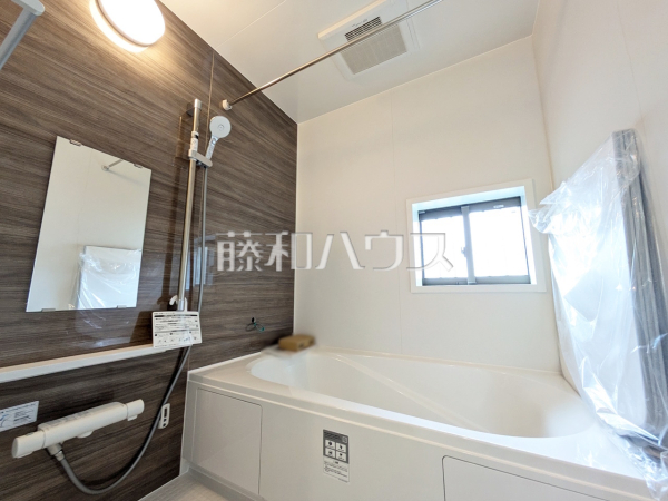 A号棟　浴室　【府中市日新町３丁目】
浴室は湿気がたまりやすいですが、窓があるだけで換気もできてカビ対策にもなるので嬉しいですね。　