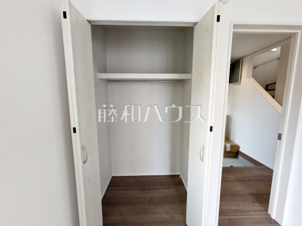 A号棟　収納　【府中市日新町３丁目】各居室にはクローゼットを完備し、家具を置くスペースが確保しやすい設計がされております。　