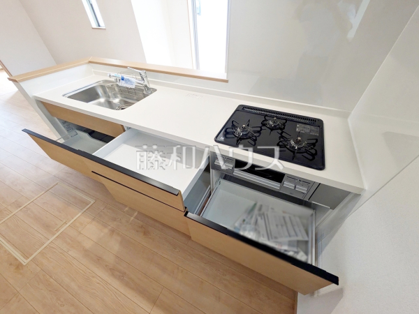 B号棟　キッチン　【府中市日新町３丁目】
収納力豊富なシステムキッチン。床下収納も付いてキッチンスペースはいつでもスッキリ！　