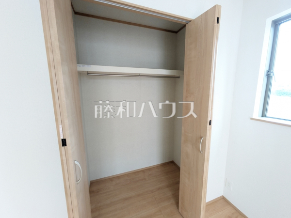 B号棟　収納　【府中市日新町３丁目】各居室にはクローゼットを完備し、家具を置くスペースが確保しやすい設計がされております。　