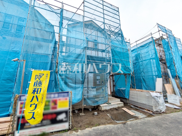 ≪現場風景≫各棟、個性的な間取りでご家族皆様のニーズにこたえます。3家族のために、明るく寛ぎに満ちた間取りをご用意しています。　　【府中市四谷５丁目】