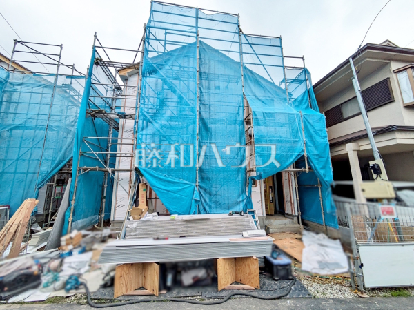 ≪A号棟　外観≫　ゆったり寛げる1坪タイプのユニットバスの仕様で、疲れたからだを癒してあげて下さい。 【府中市四谷５丁目】 