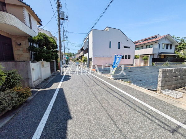 接道状況および現場風景　【世田谷区赤堤２丁目】 見学はしたいけど、なかなか時間が取れない・・・そんな方に出勤前や仕事終わりにマイホームを見学できるサポートをいたします。 