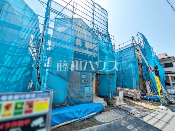 ≪B号棟　外観≫対面キッチンやリビングに階段を配置しました。いつでも家族の顔が見えるのがメリットとして喜ばれています。 【府中市四谷５丁目】