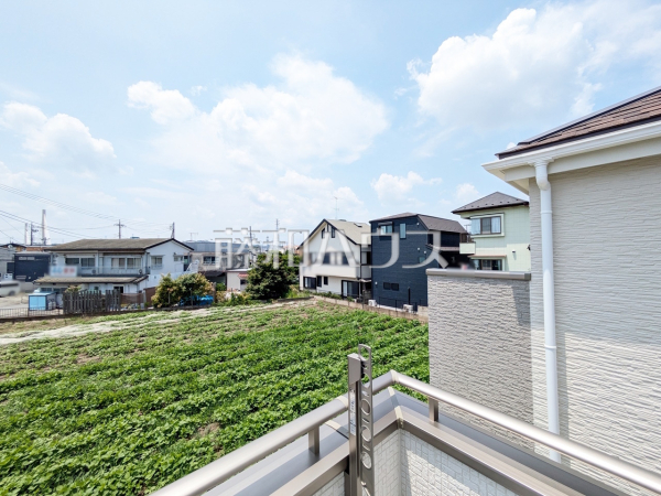C号棟　バルコニー眺望　【府中市四谷５丁目】 周囲に高い建物のないエリアのため、空が大きく感じます。 