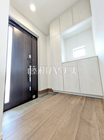 C号棟　玄関【府中市四谷５丁目】
自然光を取り入れ明るい空間になるよう設計された玄関です。　