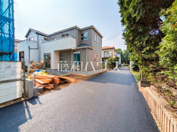 B号棟側　接道状況および現場風景　【所沢市花園４丁目】 お探しの物件に出会うためには、早めのご確認をオススメします。未完成の今のうちにぜひお問合せをお待ちしております。 