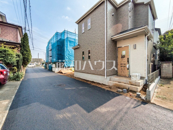 B号棟側　接道状況および現場風景　【所沢市花園４丁目】 お住まい探しは、家の良し悪しだけでなく周辺環境も重要なポイントです。ぜひ一度お客様の目でご覧ください。 