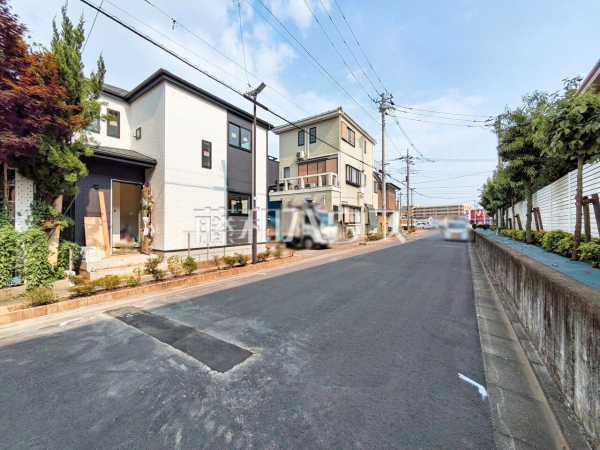A号棟側　接道状況および現場風景　【所沢市花園４丁目】 ここに住む方を想像して、着々と建築しております！ 