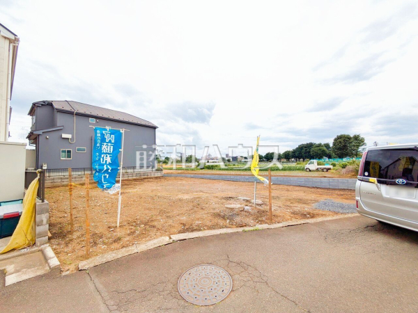 接道状況および現場風景　【清瀬市上清戸２丁目】 建物のプレゼンをさせていただきますので、実際の完成イメージを思い描いていただくことができます。お気軽にお問合せ下さい。 