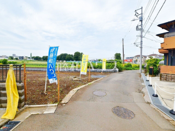 接道状況および現場風景　【清瀬市上清戸２丁目】 建物のプレゼンをさせていただきますので、実際の完成イメージを思い描いていただくことができます。お気軽にお問合せ下さい。 