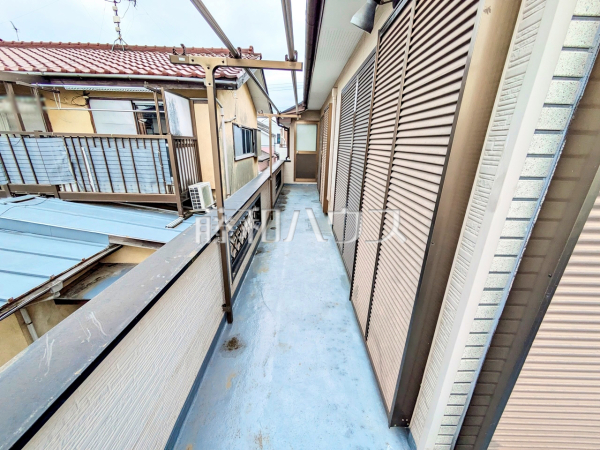 バルコニー　【府中市四谷３丁目】
南向きのバルコニーは日差しもたっぷり注ぎ、お洗濯物もよく乾きます。　