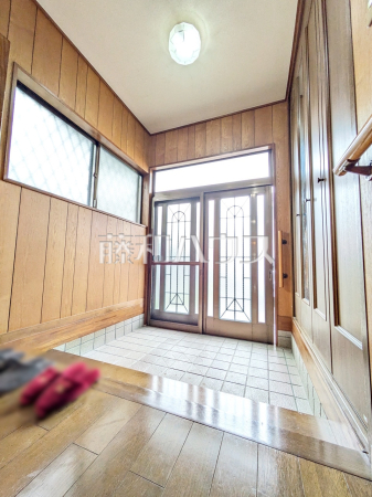 ≪玄関≫自然光を取り入れ明るい空間になるよう設計された玄関です。【府中市四谷３丁目】　