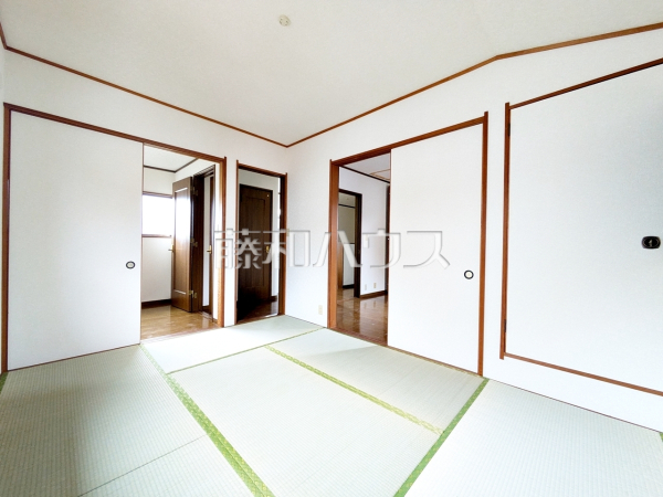 和室　【府中市四谷３丁目】
ついゴロンとしたくなる和室。あるとやっぱり落ち着きますね。　