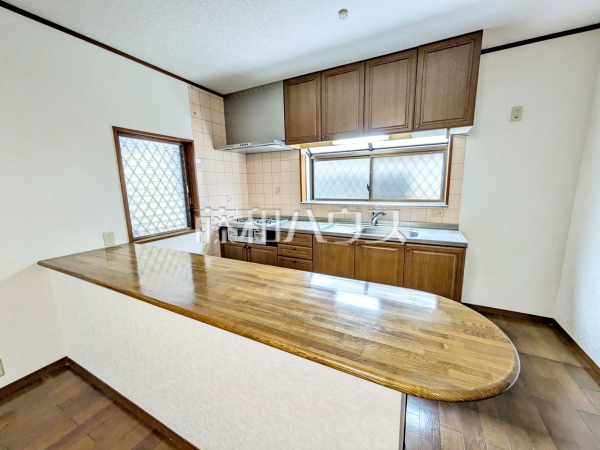 ≪キッチン≫明るい陽光に満たされる心地よいキッチンで、気持ちよくお料理ができます。【府中市四谷３丁目】