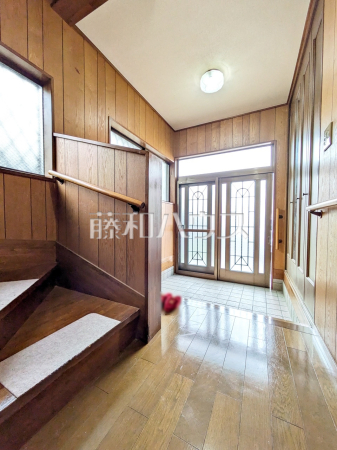 ≪玄関≫ゆとりある広さのホールと明るい玄関は、ご家族皆様もお客様もいつでも気持ちよく迎えてくれます。【府中市四谷３丁目】