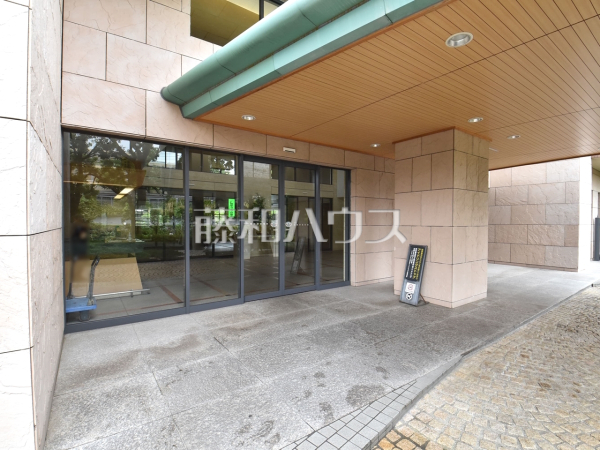 エントランス　【ファミールグラン高井戸デュープレックス】
上質感漂うエントランスは居住者の帰り、訪れる方を優しく迎える、安らぎに満ちた空間を予感させます。　