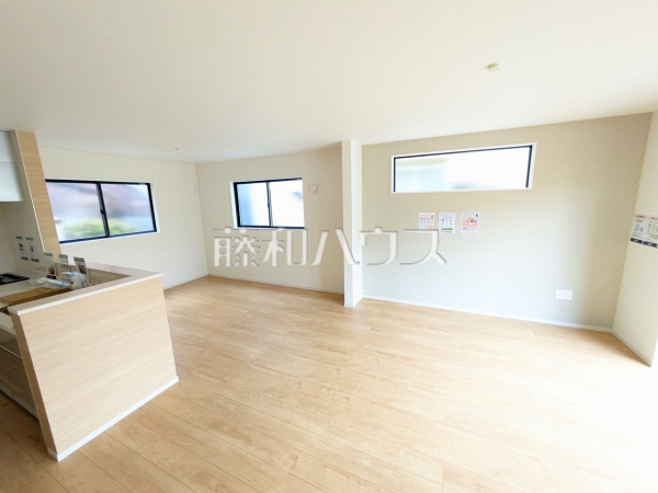 リビング　【立川市西砂町２丁目】