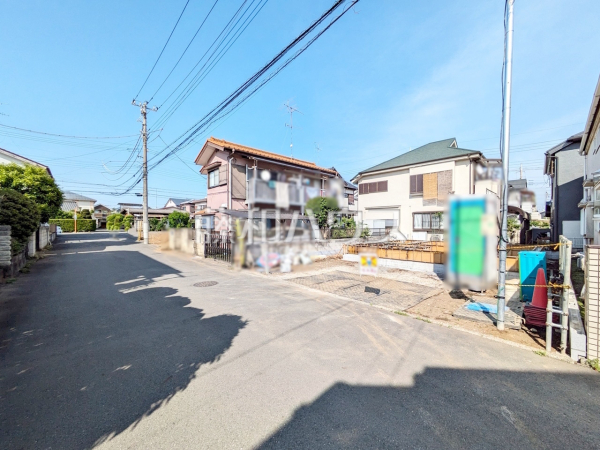 接道状況および現場風景　【立川市西砂町２丁目】 前面道路幅も6mあるので、全体としての見通しがよく、すれ違いや車を出し入れする際も安心です。 