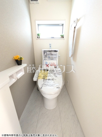 トイレ　【小平市花小金井４丁目】
各階にトイレがあると、階段の上り下りをせずに済むため就寝時なども便利です。　