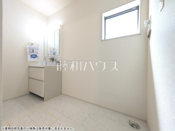 洗面室　【小平市花小金井４丁目】
洗面室は、急いでいる朝でも二人で使える広さになっております。　