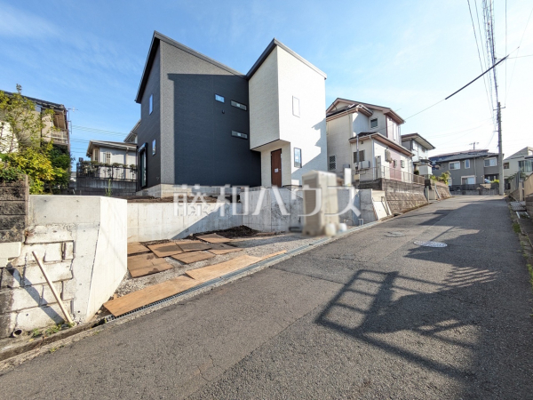 接道状況および現場風景　【八王子市絹ケ丘１丁目】
