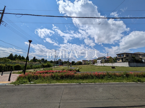 道路を挟んで南側は六仙公園