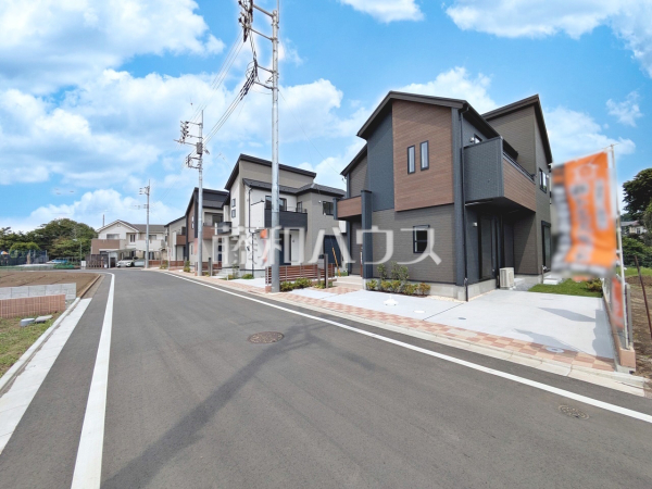 接道状況および現場風景　【八王子市石川町】 見学はしたいけど、なかなか時間が取れない・・・そんな方に出勤前や仕事終わりにマイホームを見学できるサポートをいたします。 