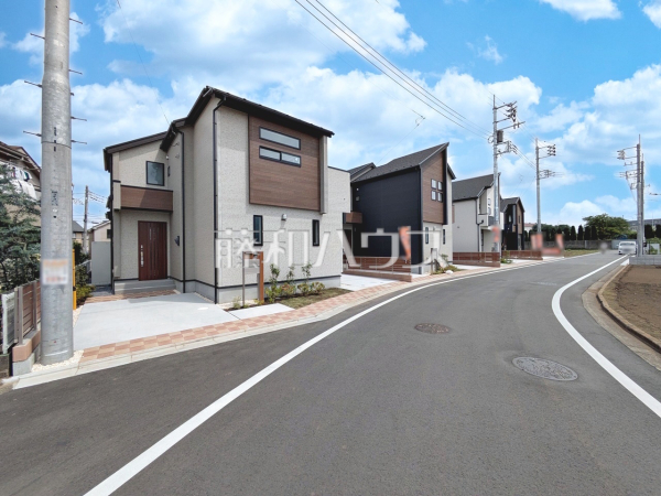 現場風景【八王子市石川町】 見学はしたいけど、なかなか時間が取れない・・・そんな方に出勤前や仕事終わりにマイホームを見学できるサポートをいたします。 