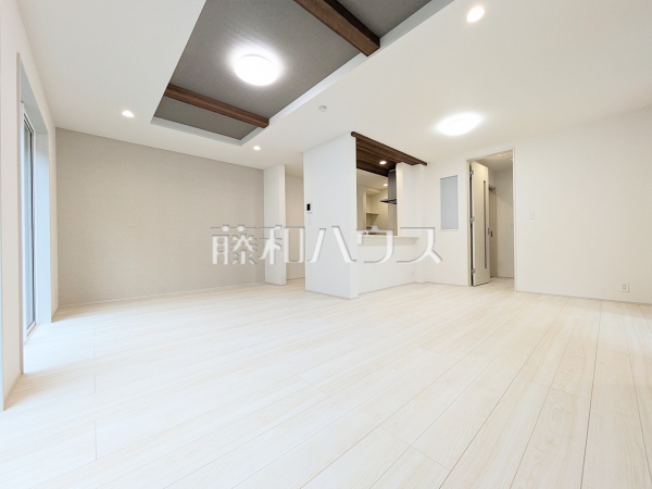 3号棟　リビング　【八王子市石川町】
約19.37帖のゆったりリビング。家族でテーブルを囲む素敵な時間をお愉しみ下さい。　
