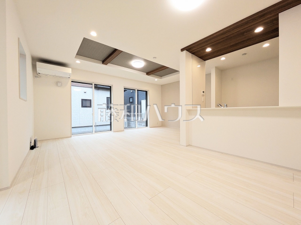 3号棟　リビング　【八王子市石川町】
対面キッチンを採用したリビングは明るく開放感を主として設計しました。一日の中で一番長く家族が集まる場所だから機能性と利便性を重視しました。　