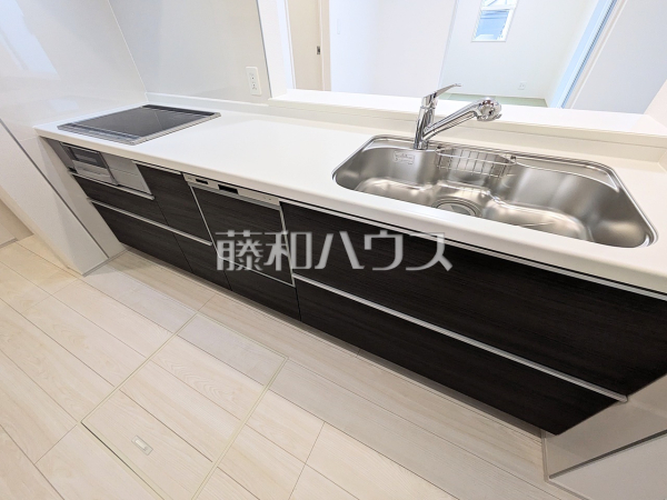 3号棟　キッチン　【八王子市石川町】
ご家族の様子がわかり、会話も楽しめる対面式システムキッチン　