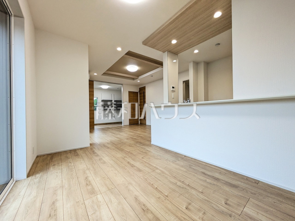 5号棟　リビング　【八王子市石川町】対面キッチンを採用したリビングは明るく開放感を主として設計しました。一日の中で一番長く家族が集まる場所だから機能性と利便性を重視しました。　