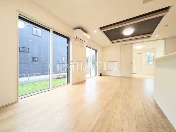 6号棟　リビング　【八王子市石川町】
たくさんの窓から陽が差し込む明るく開放的なリビング　
