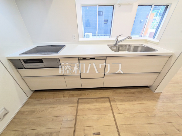 6号棟　キッチン　【八王子市石川町】
使いやすくスタイリッシュなシステムキッチンには、毎日お使いになる方の視点が存分に活かされています。　