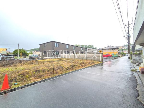 接道状況および現場風景　【八王子市横川町】お探しの土地に出会うためには、早めのご確認をオススメします。今のうちにぜひお問合せをお待ちしております。
