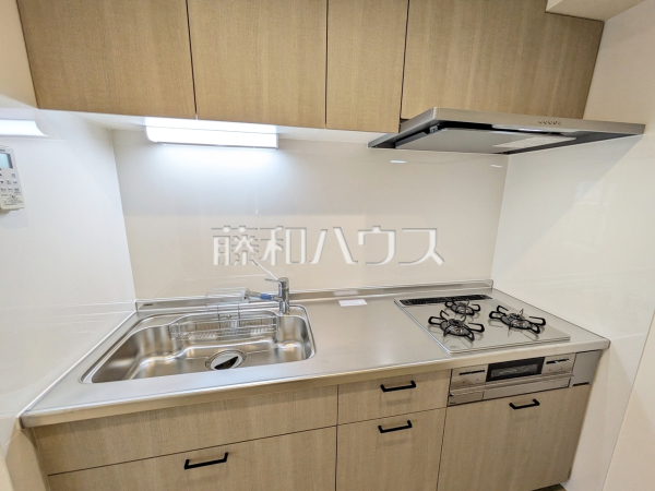 ≪キッチン≫キッチンペーパーやラップ、調理器具や食器類などの収納にも便利な吊戸棚　【クレール府中】