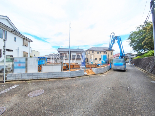 接道状況および現場風景　【八王子市めじろ台１丁目】住まいの事なら地元で豊富な実績を誇る、地域密着の当社へお任せ下さい！