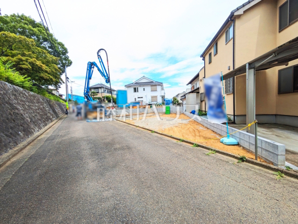 接道状況および現場風景　【八王子市めじろ台１丁目】 周辺環境はもちろん、日当たりや設備仕様など、実際に行ってみないと分からないことも多くございます。ご案内いたしますので、お気軽にお問い合わせください。 