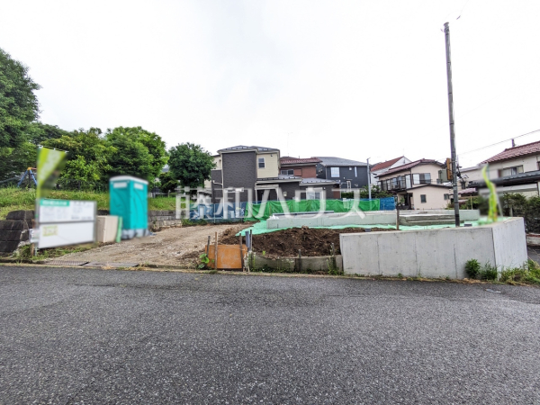 まだまだ建築中ですが、ぜひ現地をご覧になりませんか？基礎の状態は建築中にしかご覧になれません！　【八王子市絹ケ丘１丁目】
