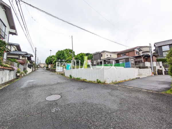 接道状況および現場風景　【八王子市絹ケ丘１丁目】周辺環境はもちろん、日当たりや設備仕様など、実際に行ってみないと分からないことも多くございます。ご案内いたしますので、お気軽にお問い合わせください。 
