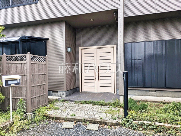 玄関　【武蔵村山市三ツ木５丁目】 物件の事、諸費用の事など、小さな疑問もお気軽にご連絡・ご相談下さい。 