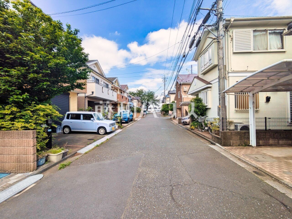 接道状況および現場風景　【新座市新堀１丁目】 物件の事、諸費用の事など、小さな疑問もお気軽にご連絡・ご相談下さい。 
