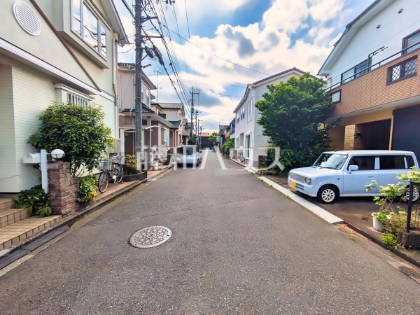 接道状況および現場風景　【新座市新堀１丁目】前面道路約6mなので、運転が少し苦手な方でも運転・駐車がしやすそうですね。