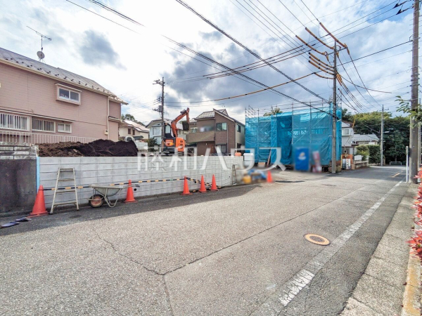 接道状況および現場風景　【清瀬市中里６丁目】 見学はしたいけど、なかなか時間が取れない・・・そんな方に出勤前や仕事終わりにマイホームを見学できるサポートをいたします。 