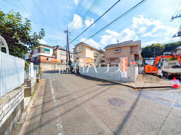 接道状況および現場風景　【清瀬市中里６丁目】 見学はしたいけど、なかなか時間が取れない・・・そんな方に出勤前や仕事終わりにマイホームを見学できるサポートをいたします。 