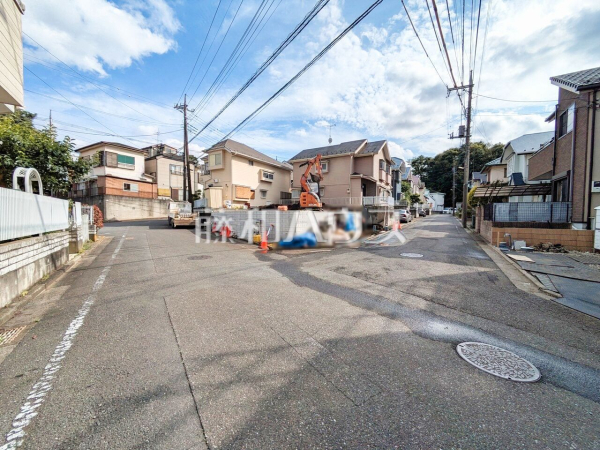 接道状況および現場風景　【清瀬市中里６丁目】経験豊かなスタッフが分譲地だけでなく学校、スーパー、公園と周辺環境も合わせてご案内致します。