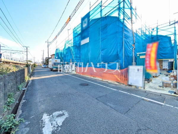 接道状況および現場風景　【日野市東豊田３丁目】 見学はしたいけど、なかなか時間が取れない・・・そんな方に出勤前や仕事終わりにマイホームを見学できるサポートをいたします。 